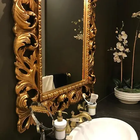 The Royal Romantic Getaway Apartment